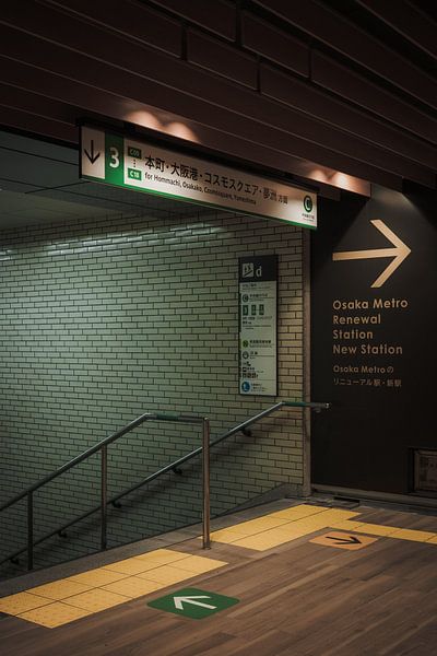 Transports urbains au Japon : une station de métro moderne à Osaka par NZME Photography