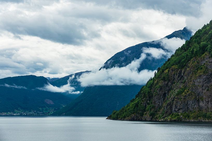 Blick auf den Aurlandsfjord in Norwegen par Rico Ködder