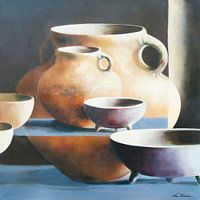 Modern stilleven van kruiken en schalen