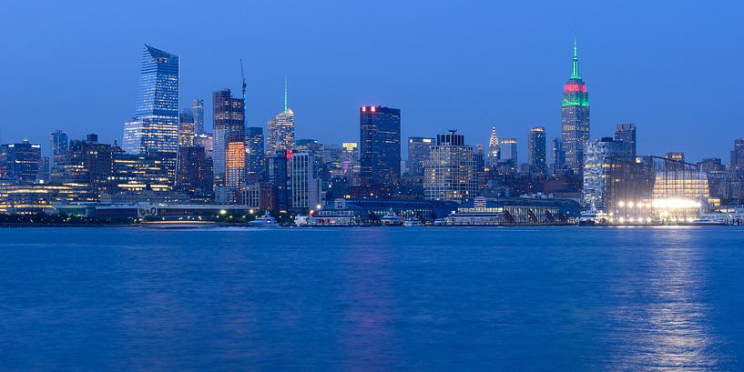 Midtown Manhattan Skyline in New York mit dem Empire State Building am Abend, Panorama  von Merijn van der Vliet