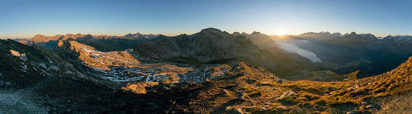 Panorama vom Piz Lunghin auf  Silsersee und seine umliegende Bergkulisse zum Sonnenaufgang von Leo Schindzielorz