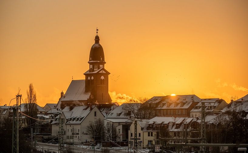 Warener Marienkirche im Winter beim Sonnenaufgang von Patrick Schwarzbach