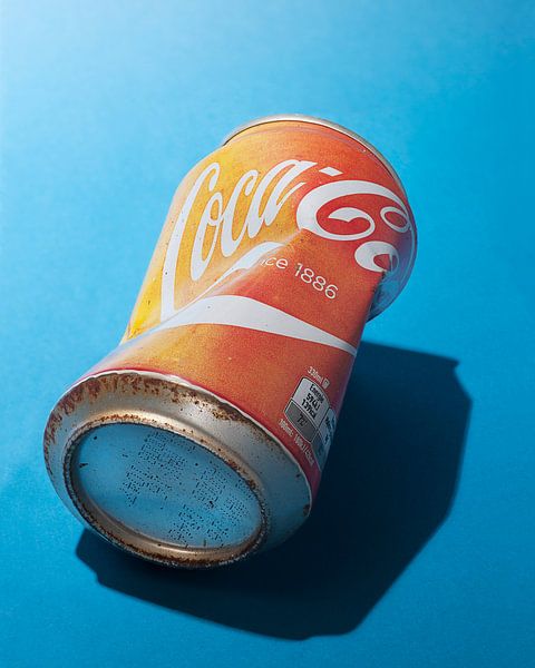 Le pop art. Une canette de Coca-Cola blanchie au soleil. par Floris Kok