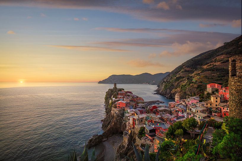 Blick auf das Dorf Vernazza bei Sonnenuntergang. Cinque Terre, Italien von Stefano Orazzini