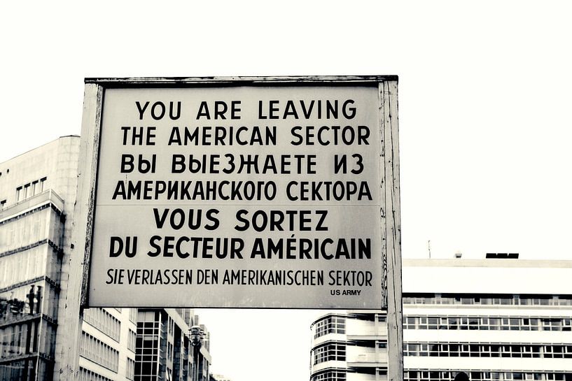Panneau historique au Checkpoint Charlie à Berlin par Patricia Hofmeester