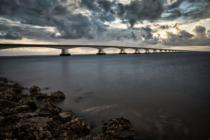 Schöne Perspektive Zeelandbrücke Niederlande von Bart cocquart