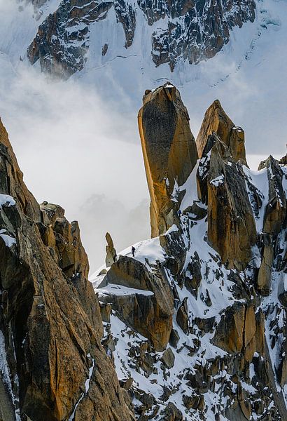 Einsamer Bergsteiger zwischen Wolken, Schnee und Felsen von Bep van Pelt- Verkuil