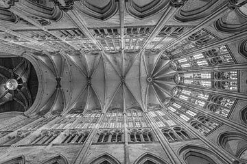 Arch construction in the cathedral of Beauvais von Ellen van Schravendijk