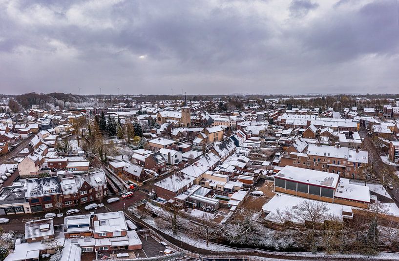 Drohnenpanorama von Simpelveld im Schnee von John Kreukniet