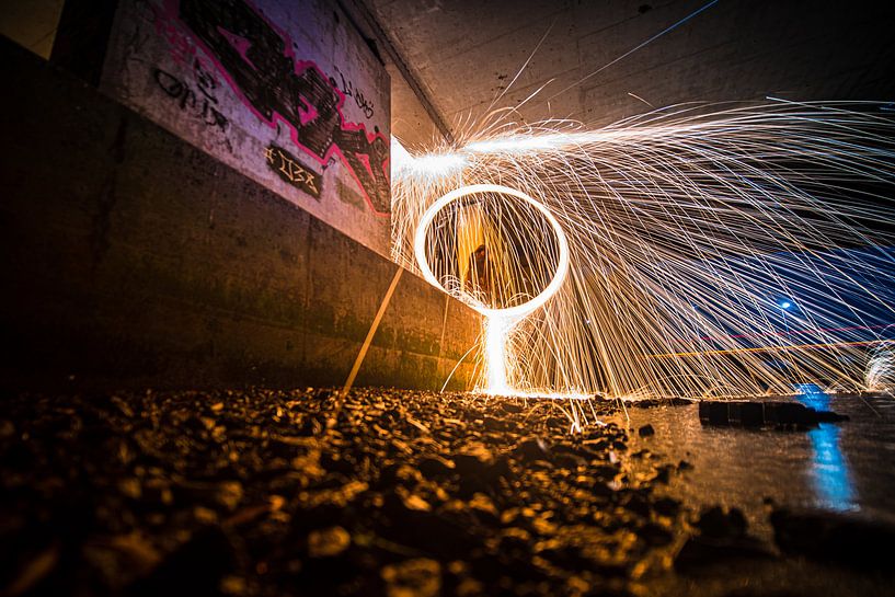 Travaux de peinture légère le long du front de mer sous viaduc par Fotografiecor .nl