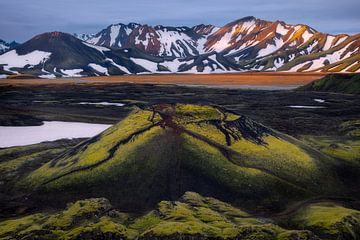 Vulkan mit den schneebedeckten Bergen von Landmannalaugar im Hintergrund von Jos Pannekoek