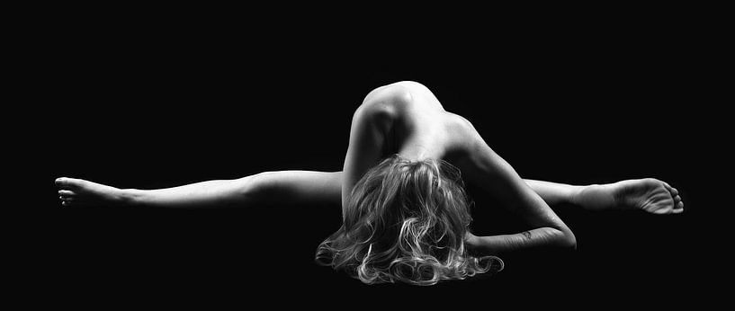 Liggend naakt met benen aan weerszijden von Peter Mantel