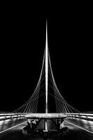 De Harp, le pont de Calatrava à Nieuw Vennep en noir et blanc