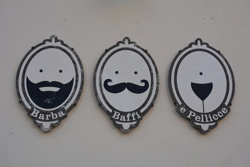 Chez le coiffeur italien ; barbe moustache ou..... par My Footprints
