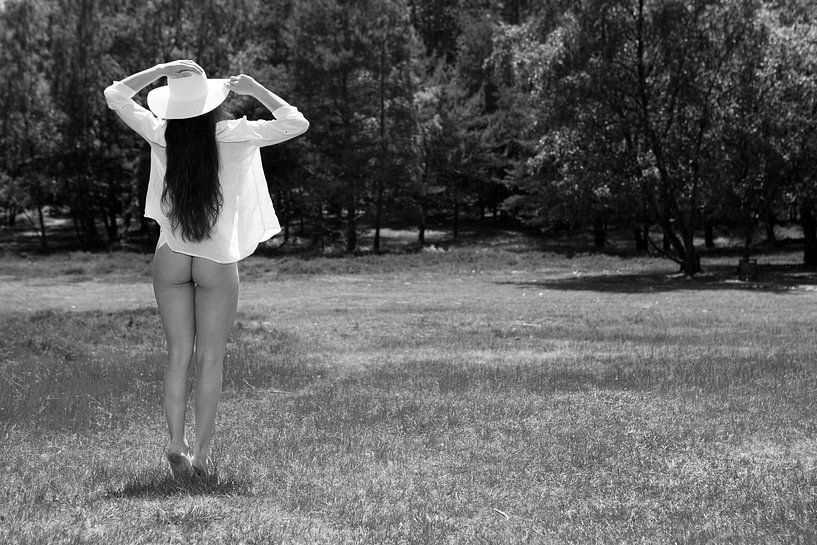 Artistiek naakt met hoed en blouse von Arjan Groot