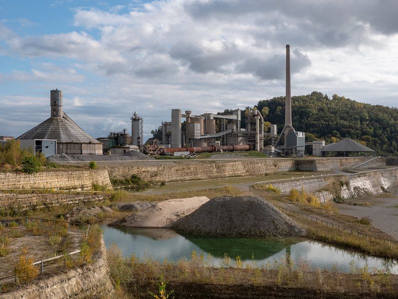 Ehemaliger Enci-Steinbruch in Limburg mit alter Fabrik von Robin Jongerden