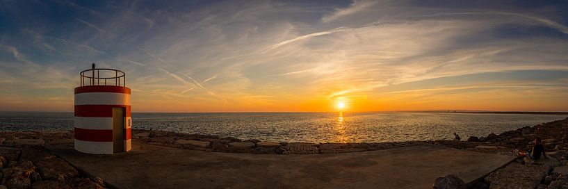 Kleiner Leuchtturm am Strand Ilha de Tavira, Algarve Portugal. Panorama von Patrick Fotografeert