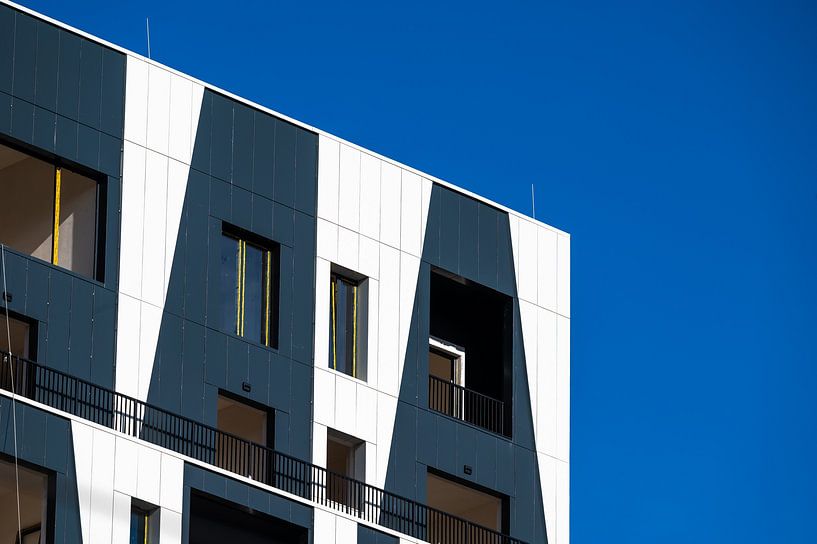 Formes géométriques et ciel bleu par Werner Lerooy