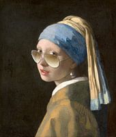 Fille avec la boucle d'oreille en perle et les lunettes de soleil