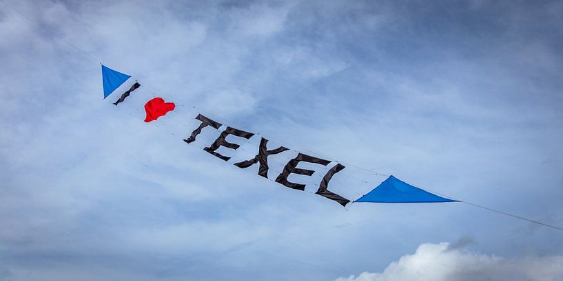 Texel in the Air : Le cerf-volant danse avec les nuages par AVP Stock