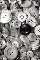 alte weiße und schwarze Knöpfe