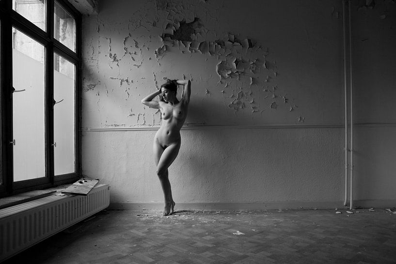 Akt in einem städtischen Standort mit natürlichen Fenster Licht von Arjan Groot