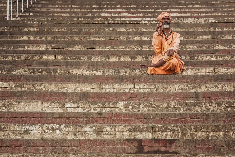 Der Mann ruht auf den Stufen eines Ghat in Varanasi, Indien. von Tjeerd Kruse