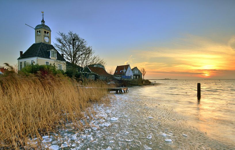 Die Kirche von Durgerdam bei Sonnenaufgang von John Leeninga