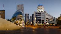 Das neue Eindhoven: Panorama des Lichtturms und des Blob am Abend