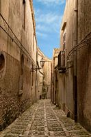 Enge Kopfsteinpflasterstraße in Erice, einer mittelalterlichen Stadt, Sizilien, Italien