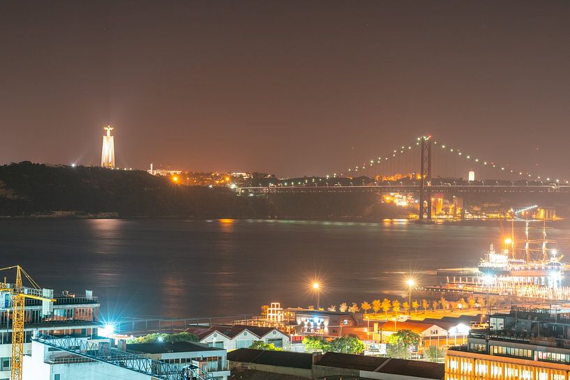 Décor urbain de Lisbonne avec le port et le pont par Leo Schindzielorz