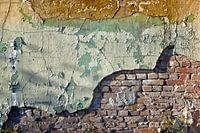 Oude vervallen stenen fabrieksmuur