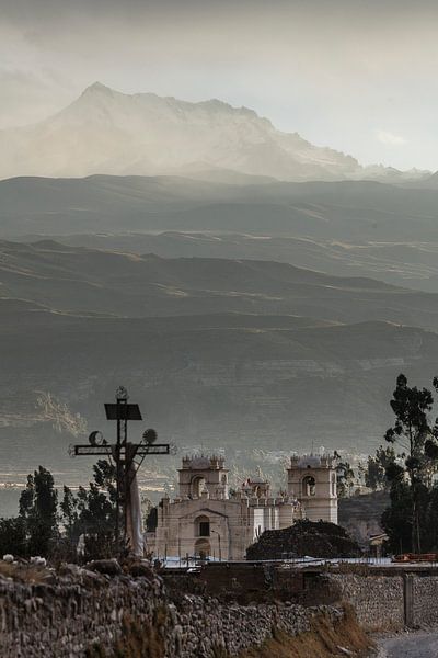 Graues Licht in den Anden und der Kirche in Yanque, Colca Canyon, Peru von Martin Stevens