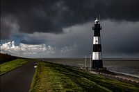 Der Leuchtturm von Breskens unter einer dramatischen Wolkendecke.