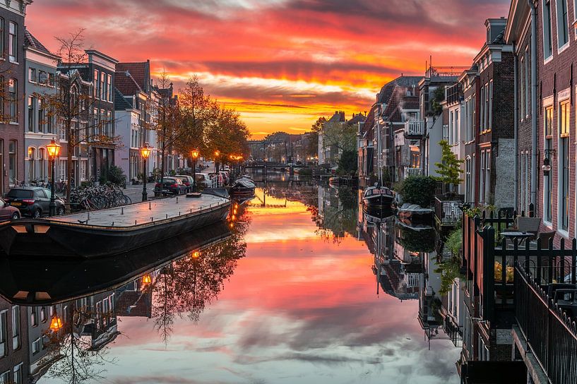 Leiden - Herbstlicher Sonnenaufgang am Neuen Rhein von der Buttermilchbrücke aus (0175) von Reezyard