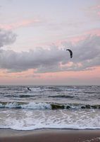 Kite surf, la plage, la mer et un magnifique coucher de soleil aux couleurs pastel.