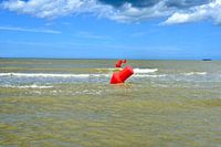 Bouées de démarcation flottantes rouges en mer