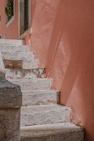 Treppe in Lissabon | Pastellfarben von Anne Verhees