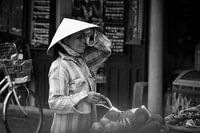 Femme au marché avec non la à Hoi An, Vietnam