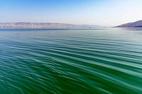 Close-up van het helder water in de zee van Tiberias (zee van Galilea ) in Israël
