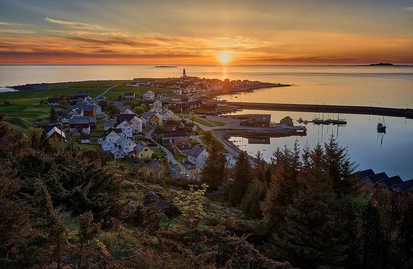 Un chaud coucher de soleil sur Alnes, en Norvège par qtx
