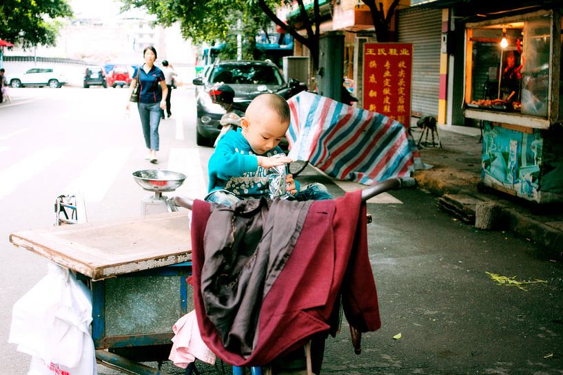 Jongetje wacht op zijn moeder von André van Bel