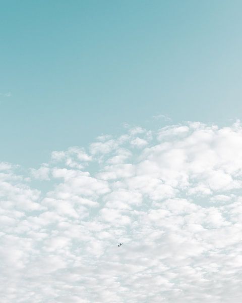 Deux avions traversent la couverture nuageuse par Mick van Hesteren