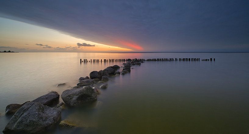 Wolkenband über dem Wellenbrecher bei Enkhuizen von peterheinspictures