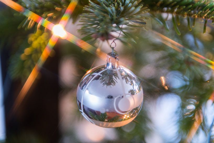 Zilverkleurige kerstbal en stervormige lichtjes van Wim Stolwerk