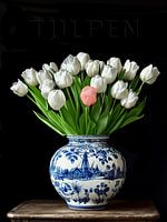 Tulpen in wit en rood in blauwe vaas