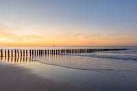 Ein stimmungsvoller Sonnenuntergang am Strand von Cadzand-Bad