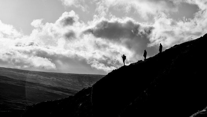 trois hommes sur la crête dans la faible lumière du soir par Hans de Waay