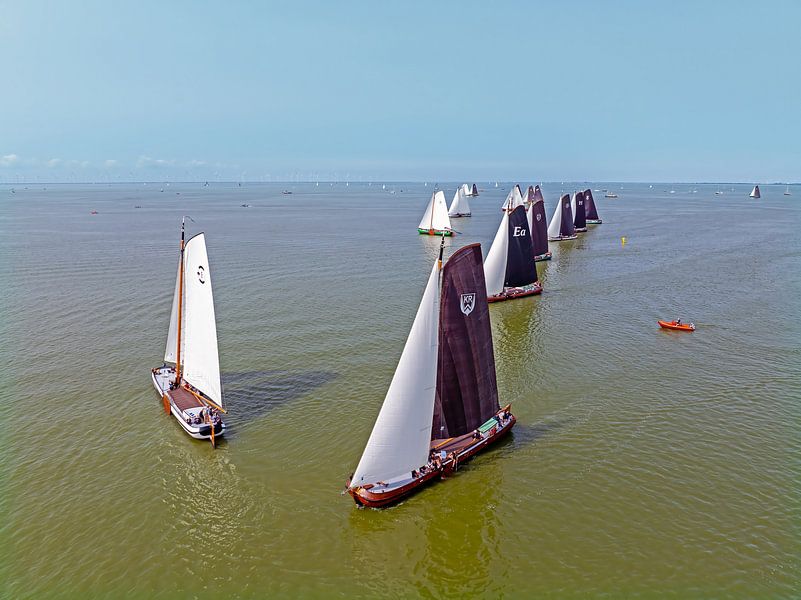 Luchtfoto van wedstrijd skutsjessilen op het IJsselmeer bij Hindeloopen in Friesland Nederland van Eye on You