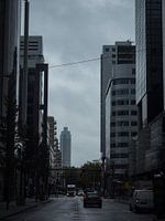 Lachshafenturm zwischen Gebäuden